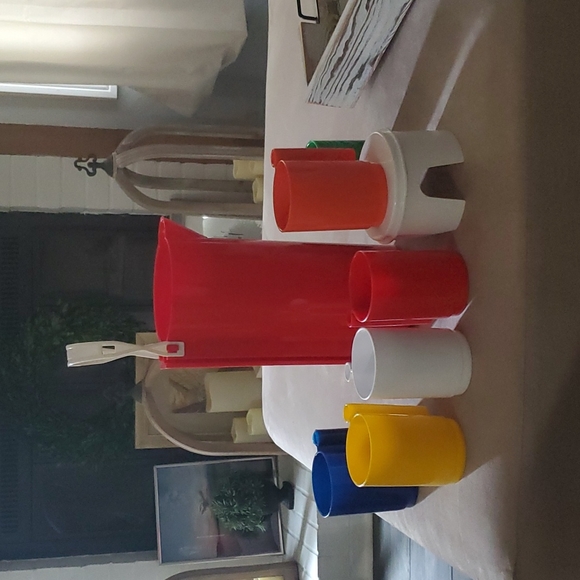 Vintage Ingrid Chicago plastic travel pitcher with 6 cups - Picture 5 of 5